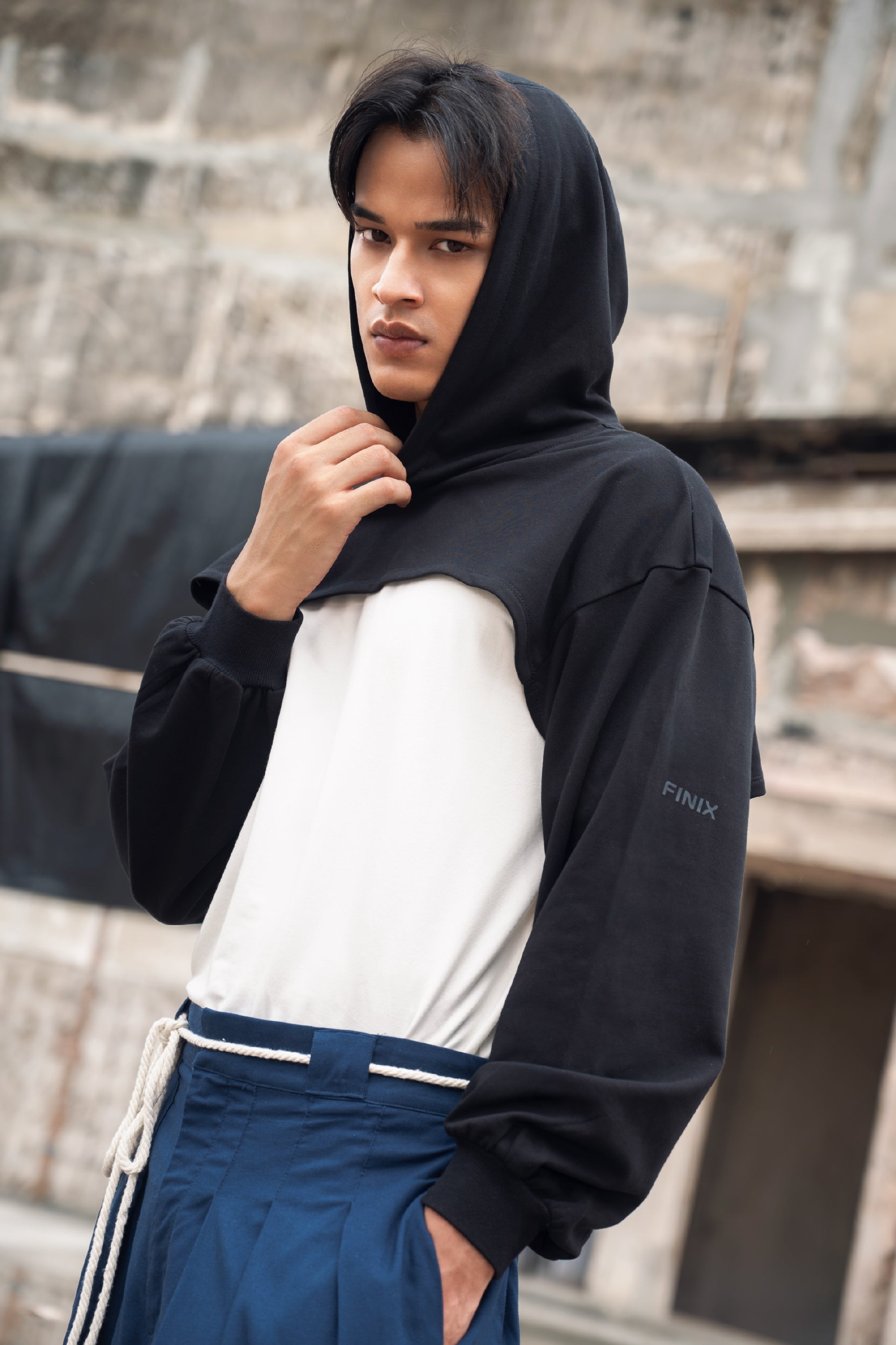 ARI Super Cropped Hoodie in Blackl | Finix